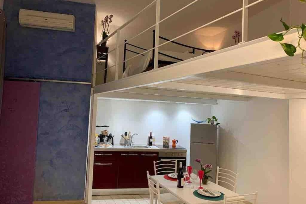 Small Mezzanine Apartment Colosseo Rome Luaran gambar